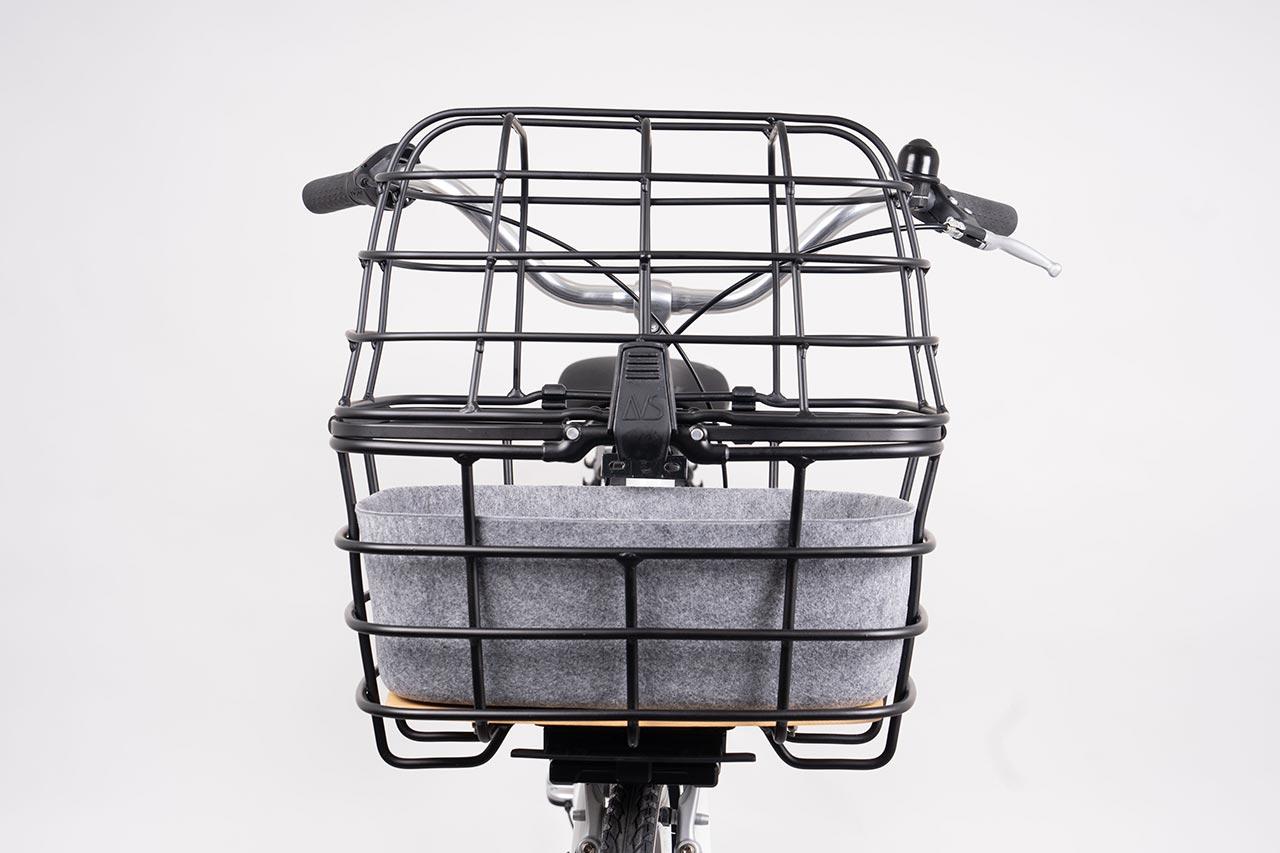 A dogbasket with infill on a bike taken from the front