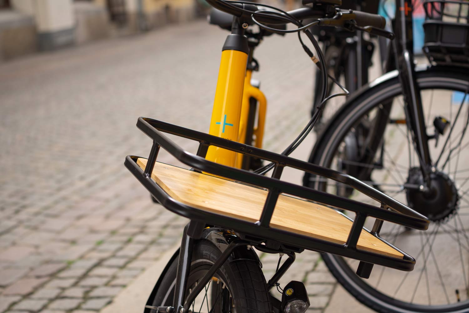 A bakery one on a yellow bicycle in the city