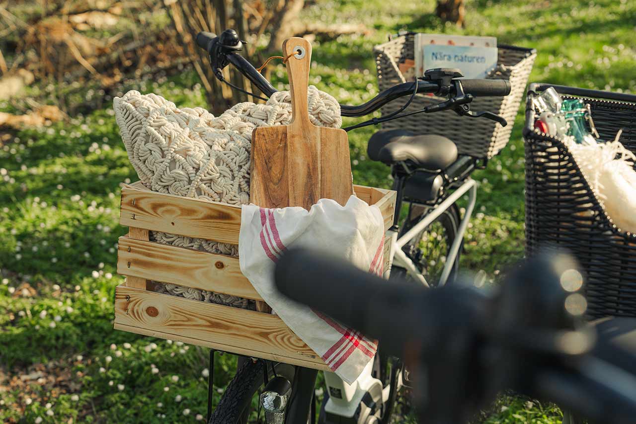A wooden basket on a bike in a meadow