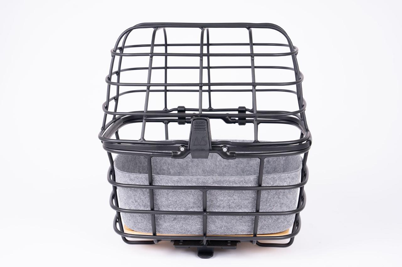 Studiophoto of a dogbasket with infill