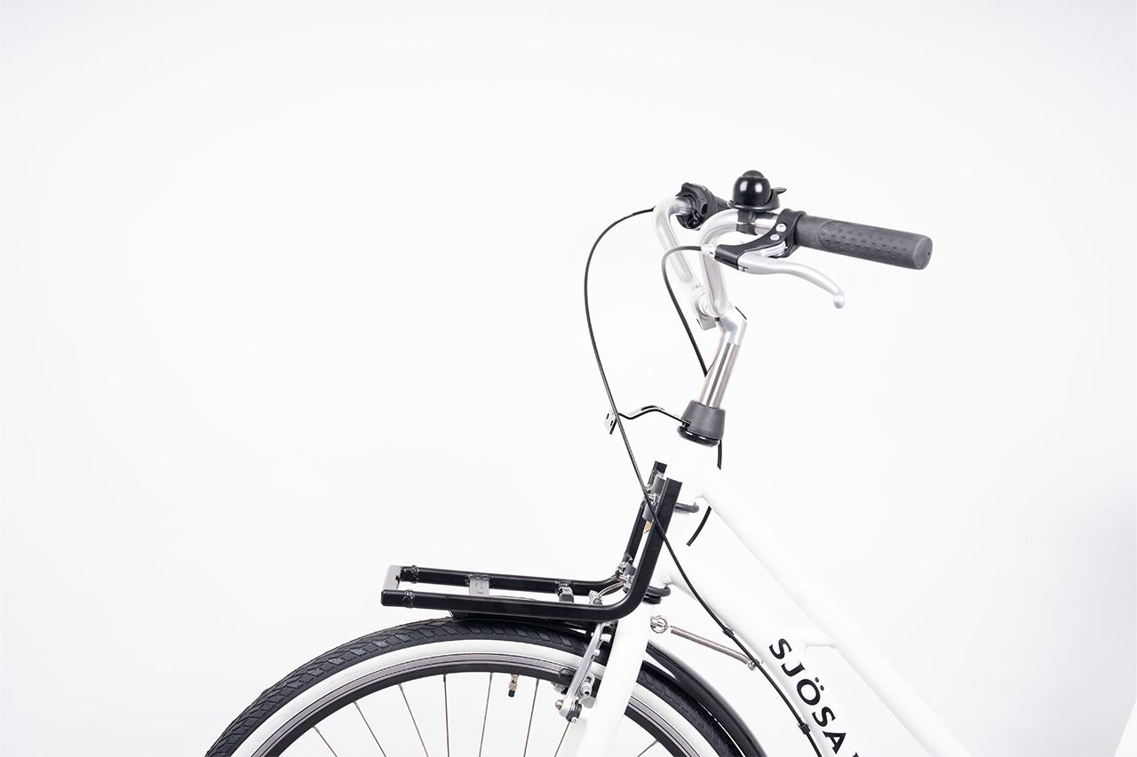 A black froncarrier at a bike from the side