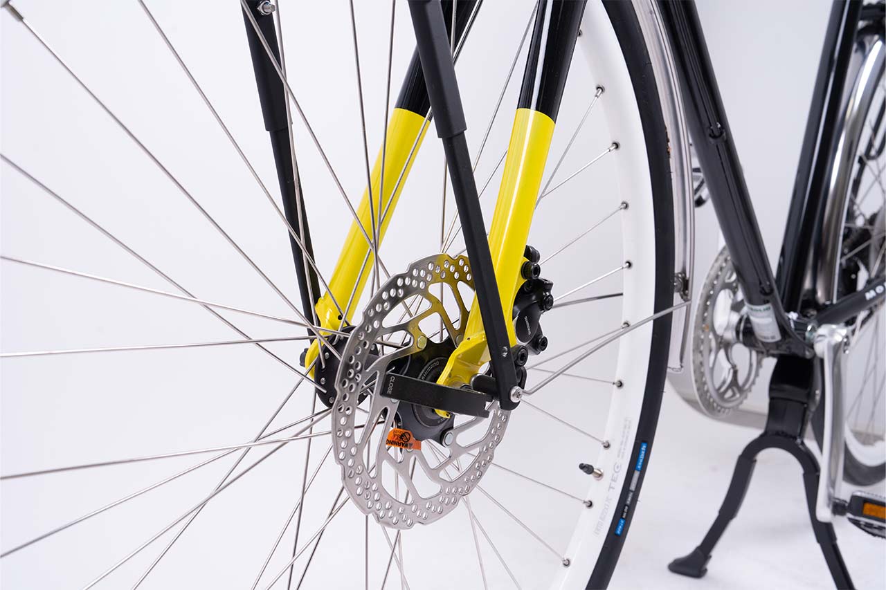 A black carrier studiophotov on a bike