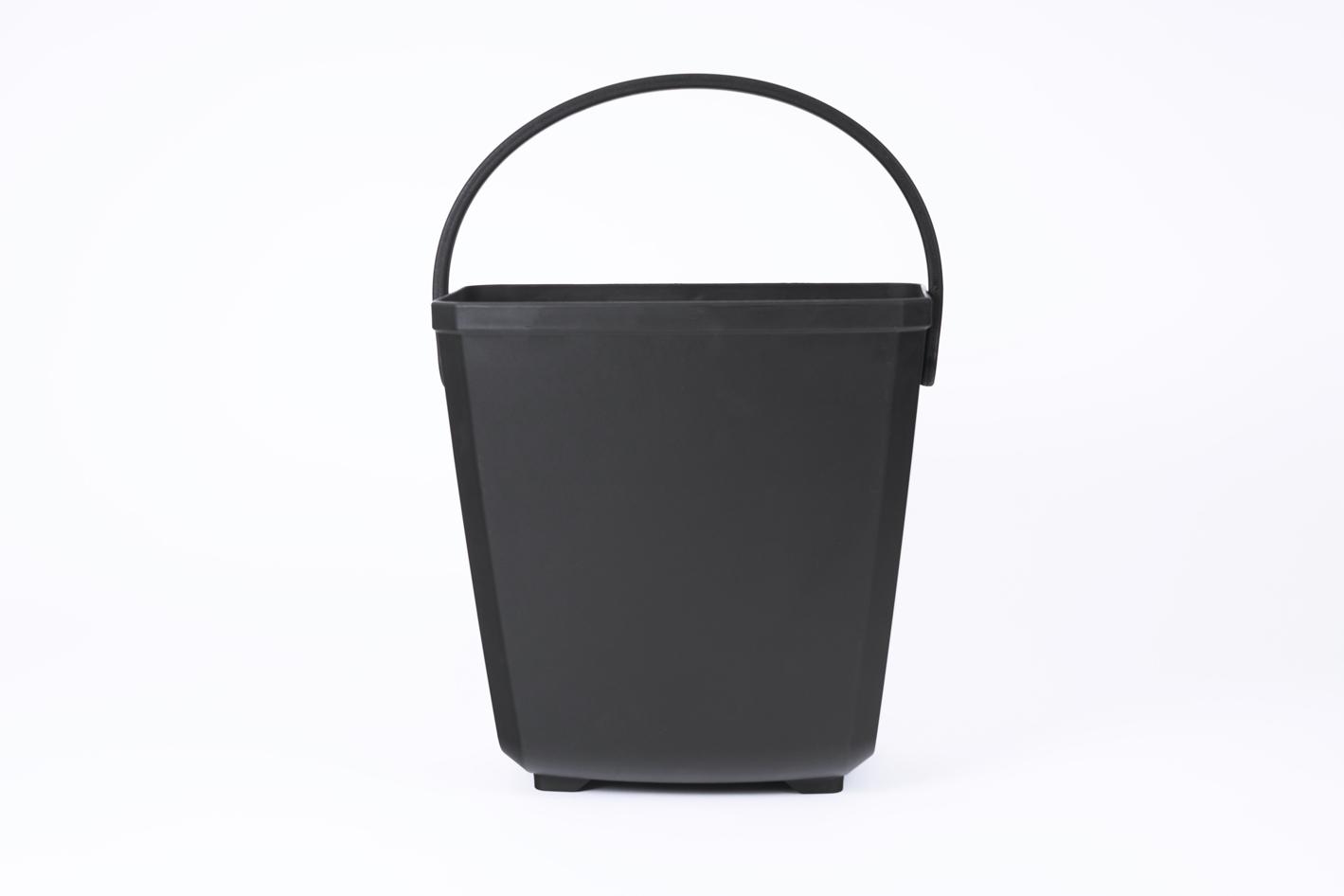 Studiopicture at a black sidebasket