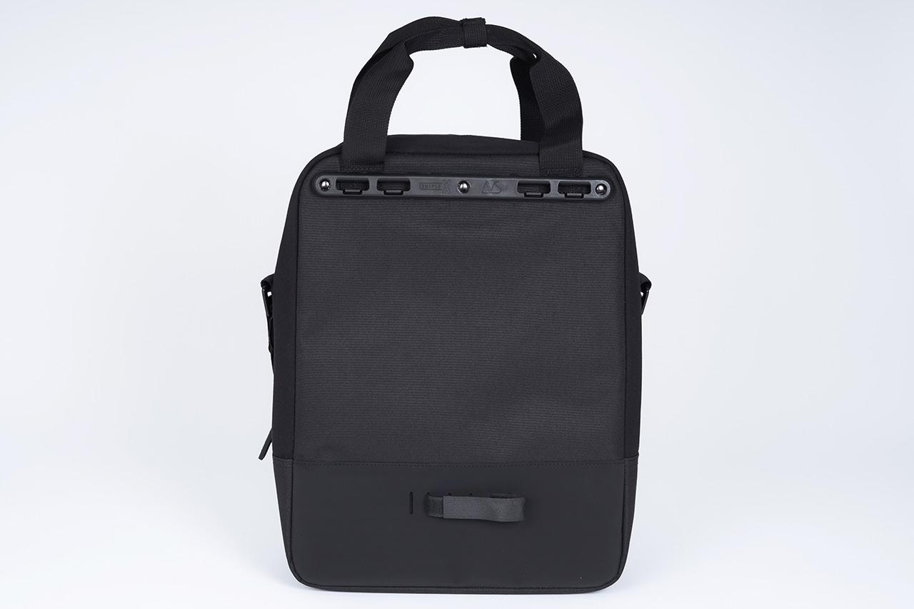 Studiphoto of a black sidebag from behind