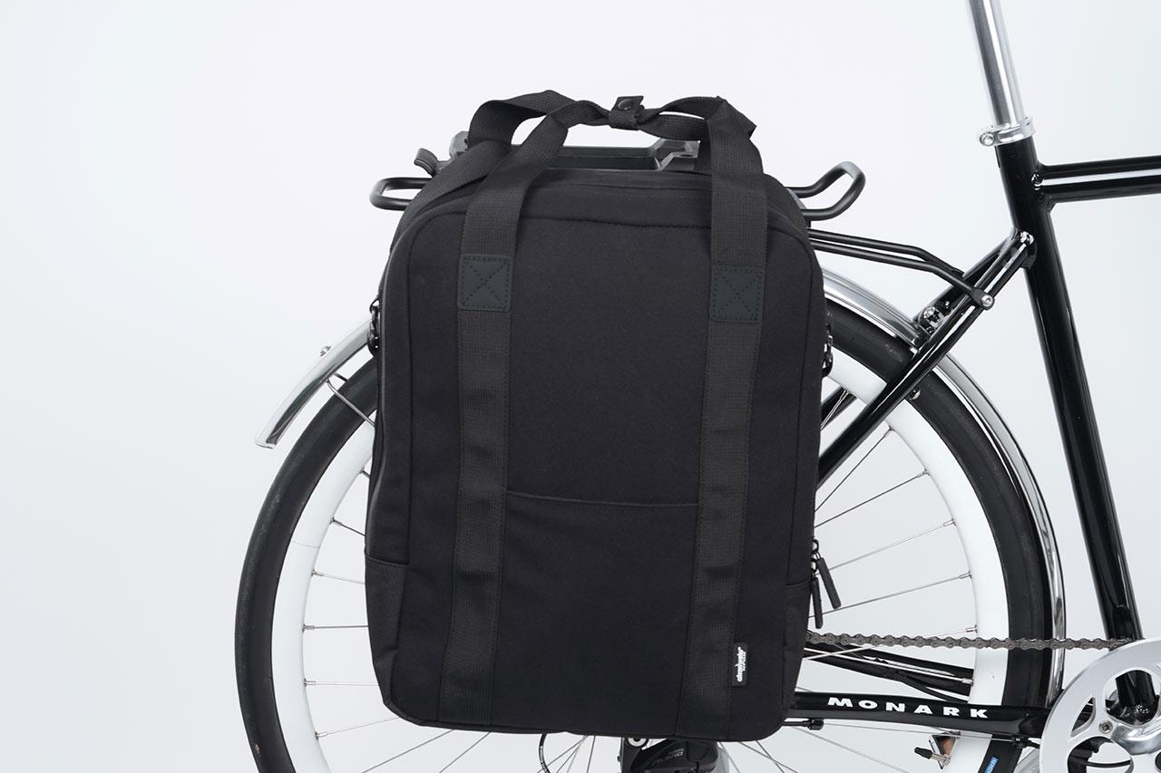 Studiphoto of a black sidebag on a bike