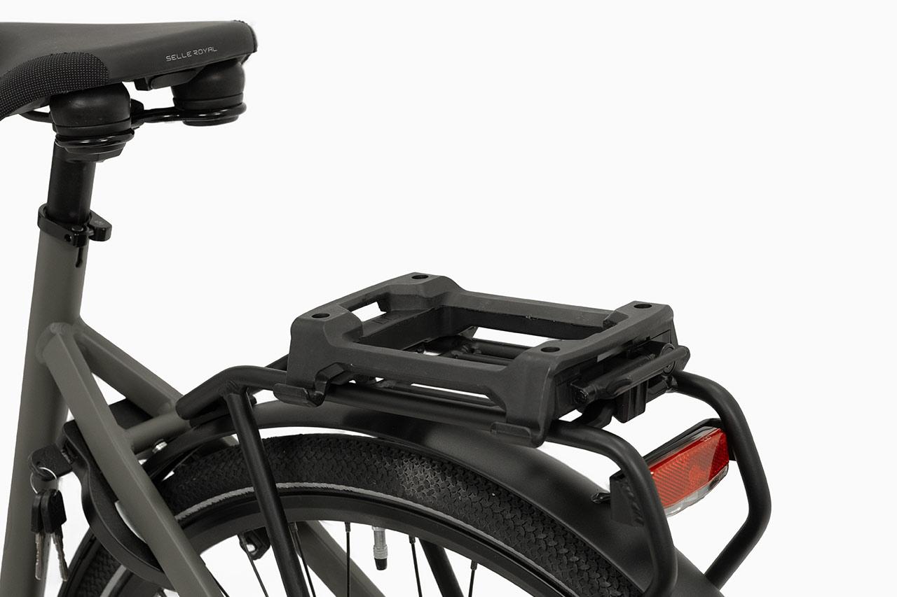 Studiphoto of a triple-x adaptor on a bike