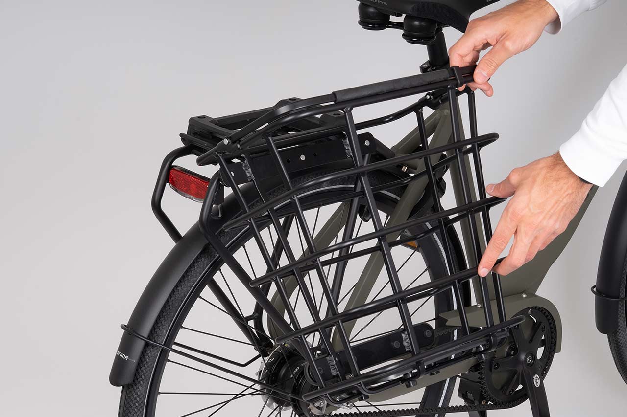 Studiophoto of a sidebasket on a bike