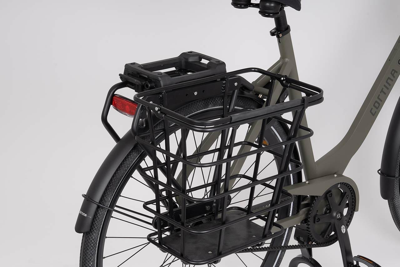 Studiophoto of a sidebasket on a bike