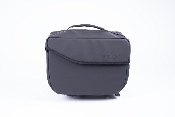 A studiopicture at a grey topbag from the side