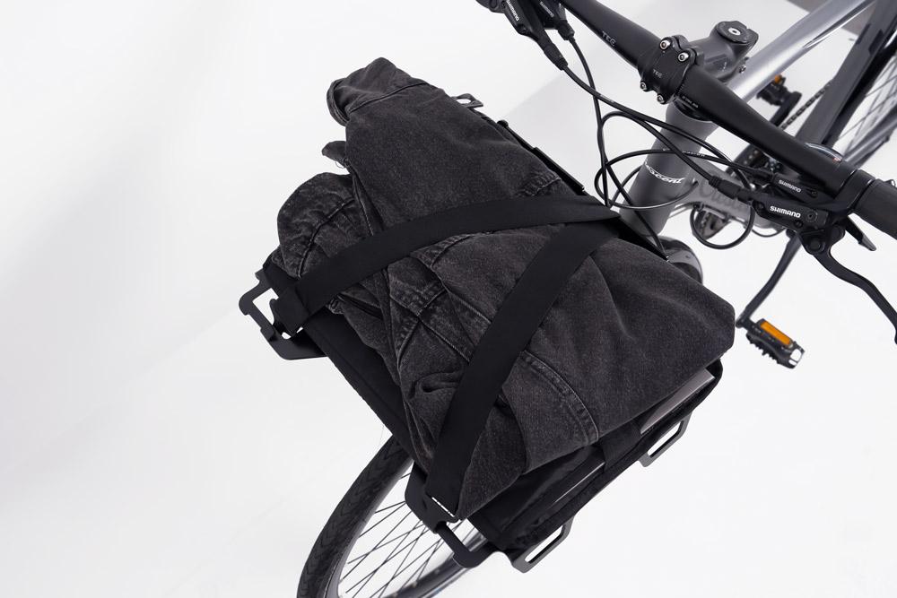 A productphoto at a black tray with AVS on a carrier