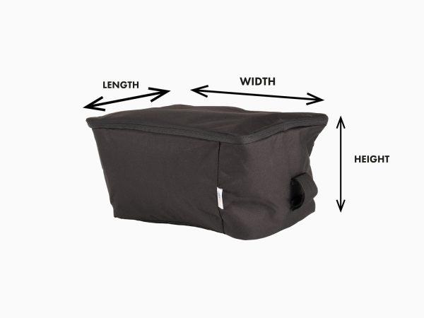 Measurement instruction of a bag in a studio