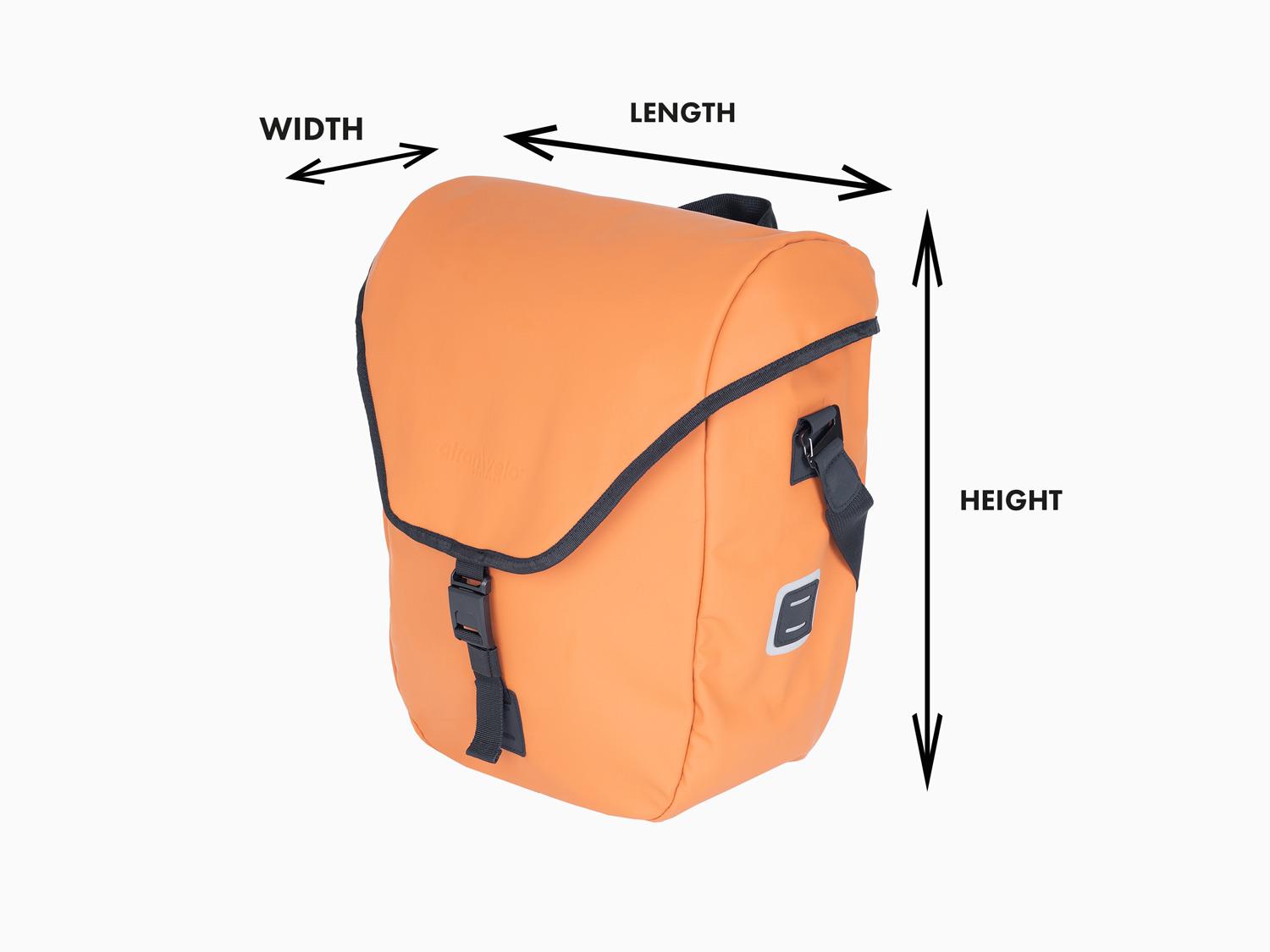 Measurement instruction of a bag in a studio